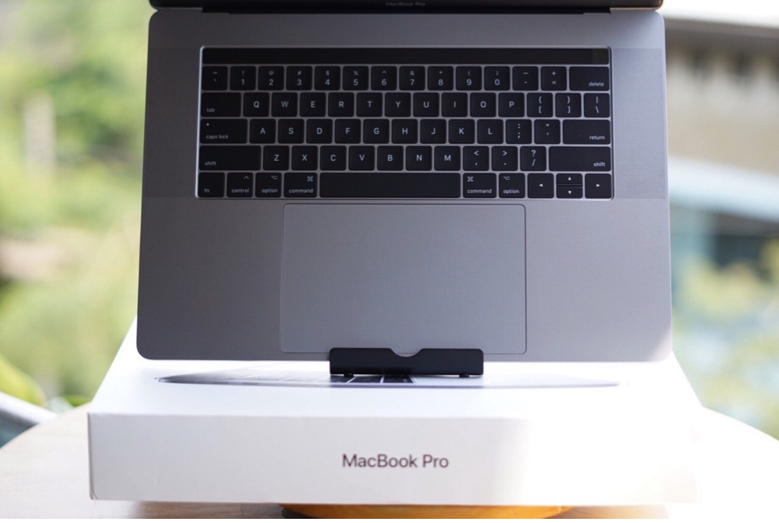 Bàn phím nhạy hơn, bàn di chuột mở rộng hơn Mọi tương tác với MacBook Pro là một trải nghiệm trơn tru xung quanh. Bàn phím thiết kế với cơ chế bướm thế hệ thứ hai - cung cấp tính ổn định chính xác gấp 4 lần so với cơ chế kéo truyền thống, cùng với sự thoải mái và đáp ứng nhanh hơn. Bàn phím trackpad Force Touch rộng rãi giúp cho ngón tay của bạn có nhiều khoảng trống để cử chỉ và nhấp. Thunderbolt 3 - mạnh nhất - đa năng hơn bao giờ hết Tích hợp cổng Thunderbolt 3 cung cấp kết nối với tốc độ cao và linh hoạt, cung cấp băng thông gấp đôi so với Thunderbolt 2 cho khả năng truyền dữ liệu, video, sạc chỉ trong 1 kết nối duy nhất. Với cổng Thunderbolt 3 cho phép chuyển dữ liệu với tốc độ lên đến 40Gbps.