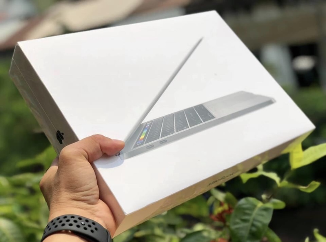 Macbook Pro 15 inch 2018 Silver (MR962)  MỸ
