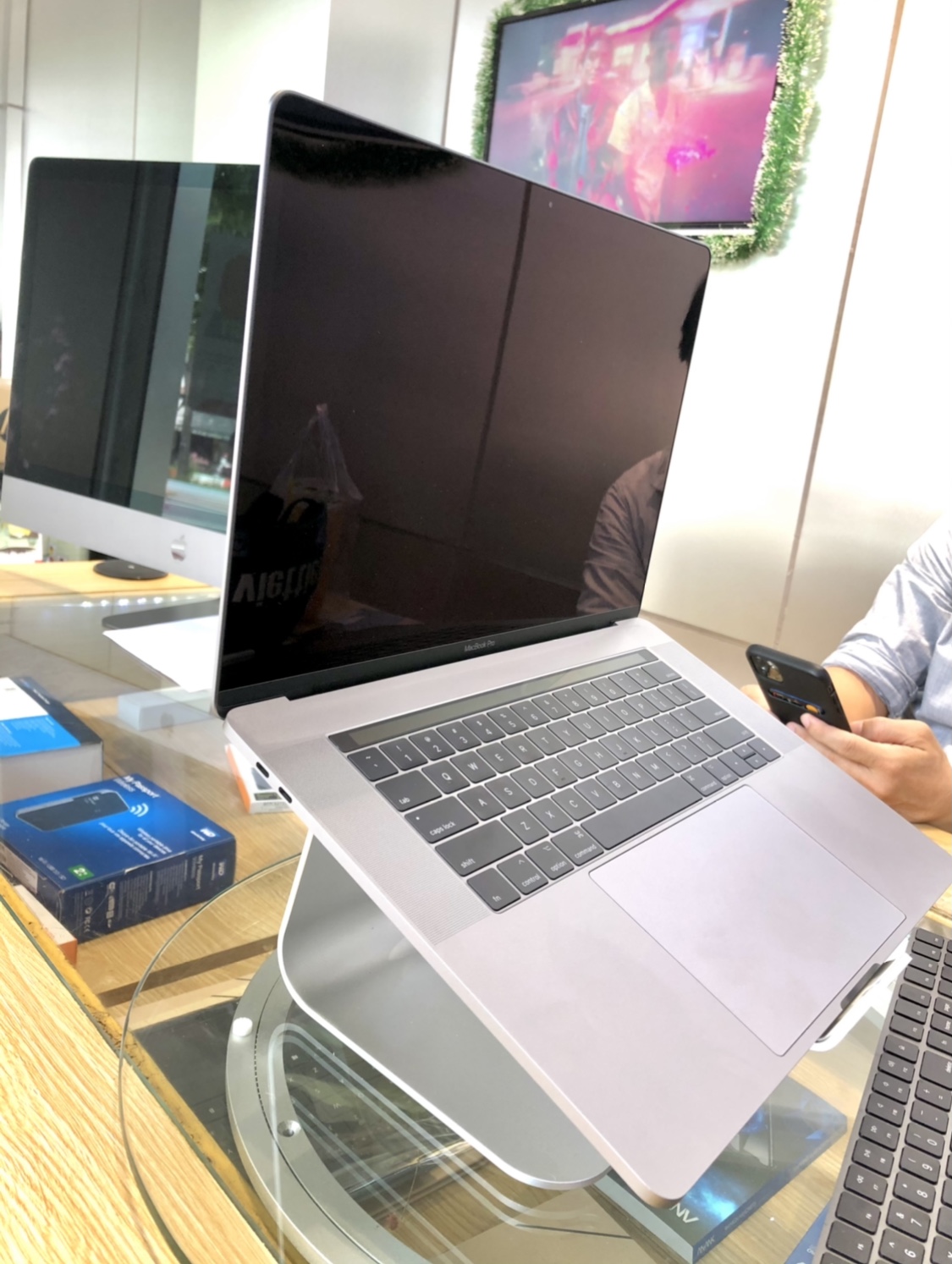 Macbook Pro 15 inch 2018 Gray (MR942)